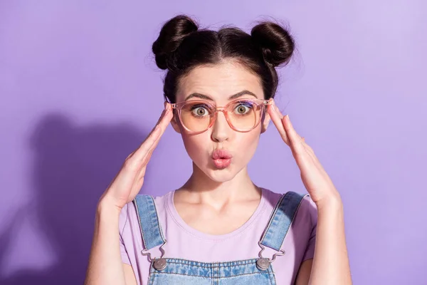 Foto de bonito chocado jovem senhora desgaste jeans geral braços óculos lábios despojado isolado cor violeta fundo — Fotografia de Stock