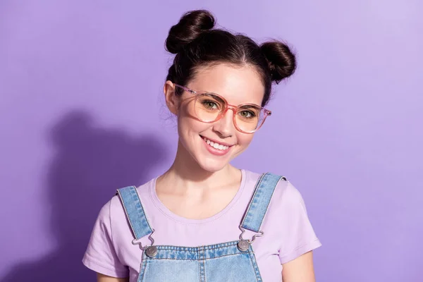 Foto de chica atractiva joven feliz sonrisa positiva desgaste gafas aisladas sobre fondo de color púrpura —  Fotos de Stock