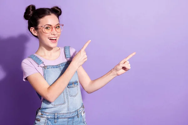 Foto di giovane ragazza felice sorriso positivo punto dita vuoto spazio annuncio promo consiglio scelta isolato su sfondo di colore viola — Foto Stock