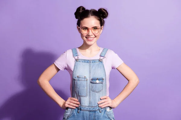 Foto di giovane ragazza attraente felice sorriso positivo occhiali sicuri isolati su sfondo di colore viola — Foto Stock