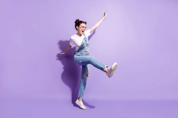 Foto de tamaño completo de bonito pelo marrón funky dama danza desgaste gafas camiseta en general aislado sobre fondo violeta — Foto de Stock