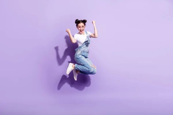 フルサイズプロフィール側の写真の若い女の子幸せな笑顔喜び勝利拳手上の分離された上の紫の色の背景 — ストック写真