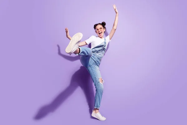 Foto de funky bonito jovem senhora desgaste jeans geral óculos dançando andando isolado cor violeta fundo — Fotografia de Stock