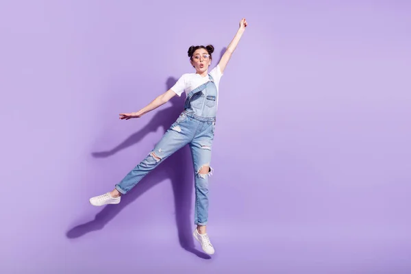 フルボディ写真の若いです興奮した女の子ジャンプアップしようとするキャッチ傘隔離上の紫色の背景 — ストック写真