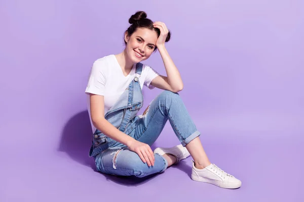 Foto em tamanho completo de jovem atraente menina feliz sorriso positivo sentar chão desfrutar isolado sobre cor violeta fundo — Fotografia de Stock