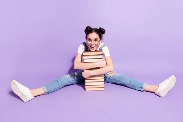 Foto de comprimento total da menina feliz sorriso positivo sentar-se no chão abraçar livros isolados sobre fundo cor violeta — Fotografia de Stock