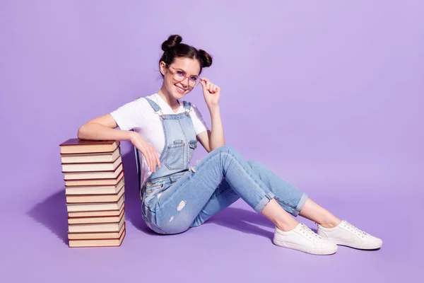 Foto de tamaño completo de la encantadora dama alegre sentarse en el suelo gafas táctiles mano aislada sobre fondo de color violeta —  Fotos de Stock