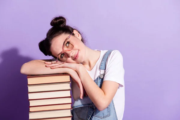 Foto de menina feliz sorriso positivo sonho sonhador olhar vazio livros espaciais isolados sobre fundo cor violeta — Fotografia de Stock