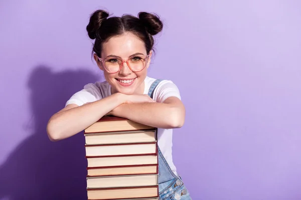 Foto de la joven dulce de ensueño usar jeans gafas generales manos brazos libros buscando espacio vacío aislado color violeta fondo — Foto de Stock