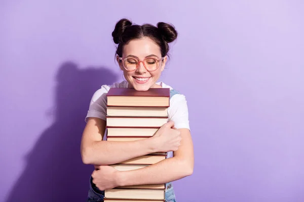 Foto de menina animada feliz sorriso positivo abraço livros estudante isolado sobre fundo cor violeta — Fotografia de Stock