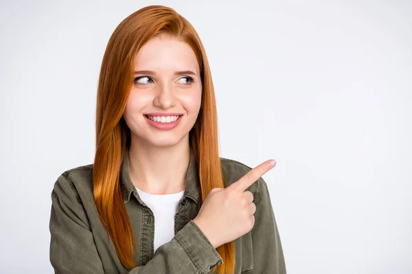 Portrét atraktivní veselý červené vlasy dívka demonstrující kopii prázdný prostor reklama izolované přes bílé světlo barvy pozadí — Stock fotografie