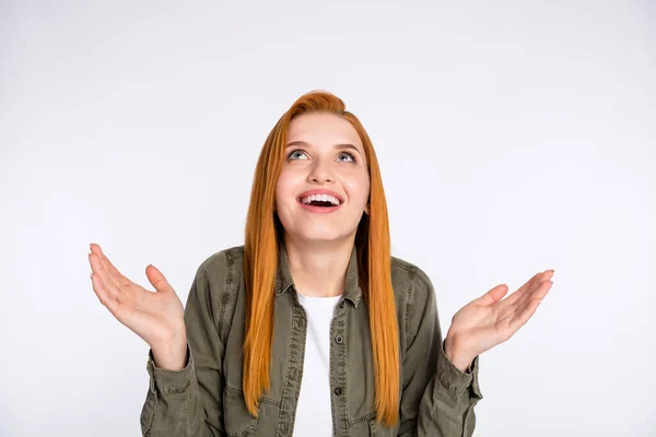 Ritratto di attraente allegra ragazza dai capelli rossi in attesa di buone notizie guardando isolato su sfondo di colore chiaro bianco — Foto Stock