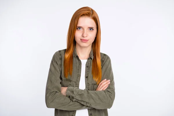 Ritratto di attraente ragazza contenuto indossando camicia kaki braccia piegate isolato su sfondo grigio pastello colore — Foto Stock