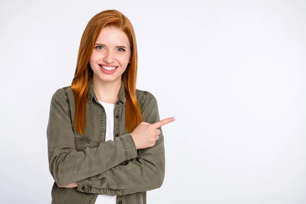 Foto di allegro carino capelli rossi signora braccia incrociate punto vuoto usura camicia grigia isolato su sfondo di colore bianco — Foto Stock