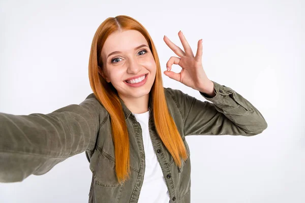 Autoritratto di attraente felice ragazza allegra mostrando ok-segno annuncio annuncio isolato su sfondo grigio colore pastello — Foto Stock