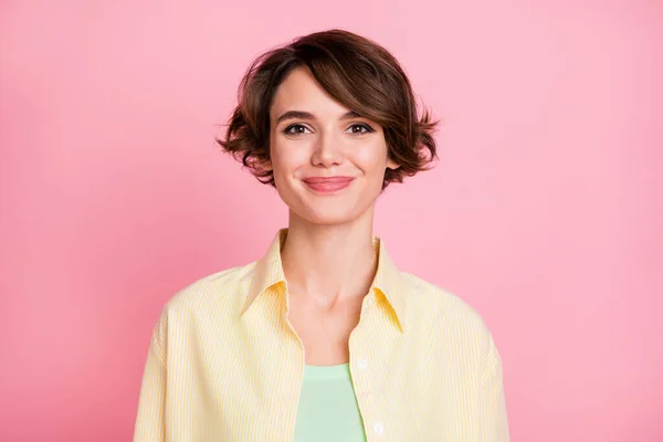 Fénykép aranyos édes vicces fiatal hölgy öltözött sárga ing mosolygós elszigetelt rózsaszín szín háttér — Stock Fotó