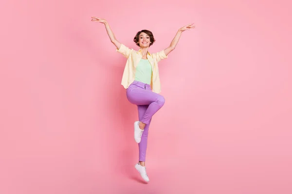 Foto em tamanho completo de otimismo morena senhora salto desgaste camisa calças sapatilhas isoladas no fundo cor-de-rosa pastel — Fotografia de Stock