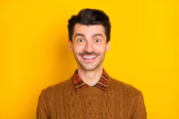 Φωτογραφία από χαρούμενα funky χαμόγελο ευτυχισμένος άνθρωπος φορούν πουλόβερ καρό γιακά απομονώνονται σε λάμψη κίτρινο χρώμα φόντο — Φωτογραφία Αρχείου
