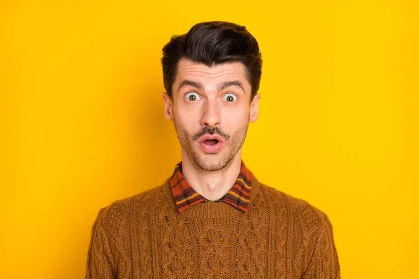 Photo de jeune homme bouche ouverte regarder caméra ne peut pas croire tricot isolé sur fond de couleur jaune — Photo