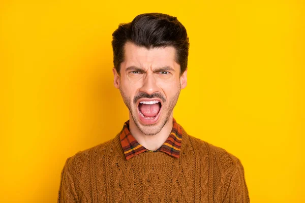 Ritratto di bel ragazzo insoddisfatto bocca aperta gridare usura maglieria pullover isolato su sfondo di colore giallo — Foto Stock