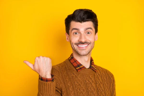 Фото задоволеної людини зубна посмішка прямий великий палець порожній простір просування ізольовано на жовтому кольоровому фоні — стокове фото