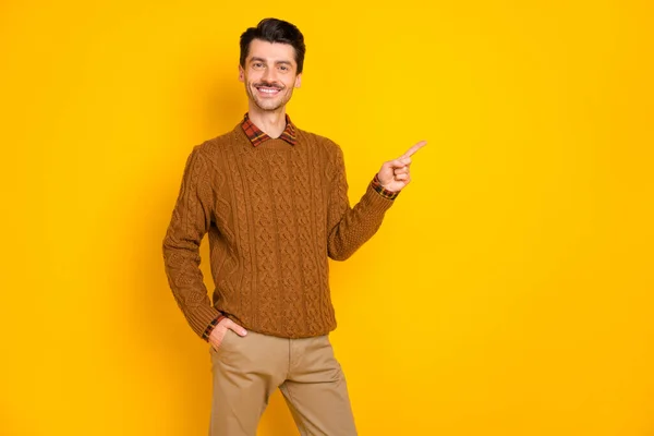 Foto von charmant attarctive junger Mann Zeigefinger Zeigefinger Zeigefinger leeren Raum Handtasche isoliert auf gelbem Hintergrund — Stockfoto