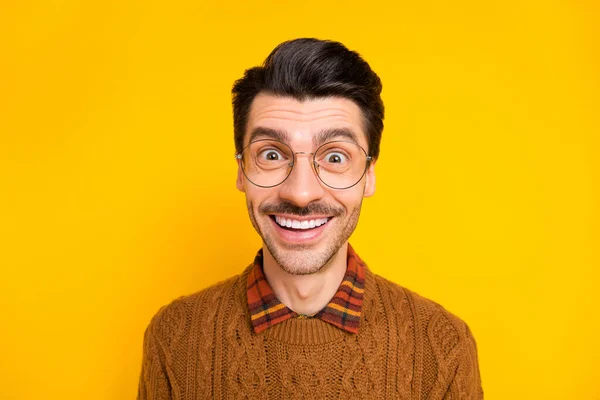 Photo de jeune homme étonné dents sourire regarder caméra porter pull isolé sur fond de couleur jaune — Photo