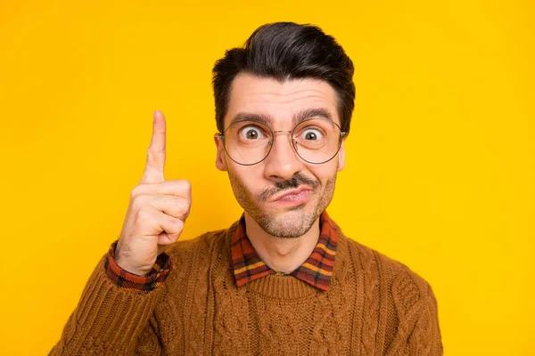 Фото не впевненого гарного брюнетки чоловік носить светр окуляри ізольовані на яскраво-жовтому кольоровому фоні — стокове фото