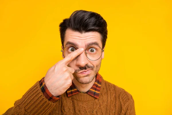 Portrait de jeune doigt toucher des lunettes de fixation regarder appareil photo porter pull isolé sur fond de couleur jaune — Photo