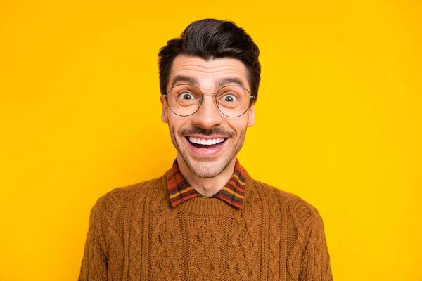 Etkileyici yakışıklı adamın fotoğrafı ışıldayan gülümseme parlak sarı arka planda izole edilmiş süveter giy — Stok fotoğraf