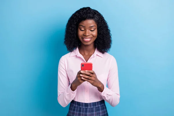 Foto portret van krullend brunette surfen op internet met smartphone geïsoleerd op levendige blauwe kleur achtergrond — Stockfoto