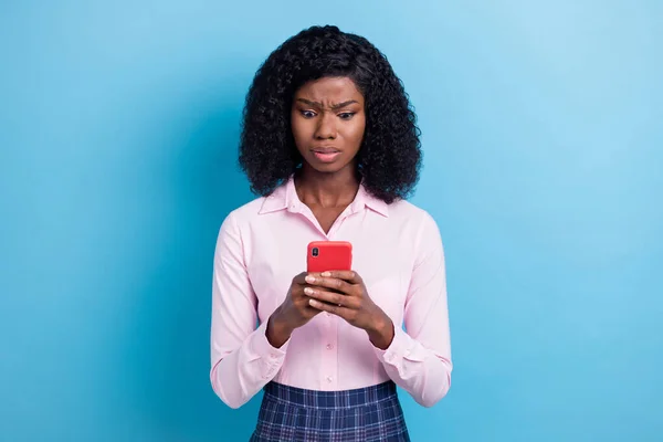 Foto van jonge ongelukkige overstuur verdrietig afro meisje gebruik smartphone met probleem geïsoleerd op blauwe kleur achtergrond — Stockfoto