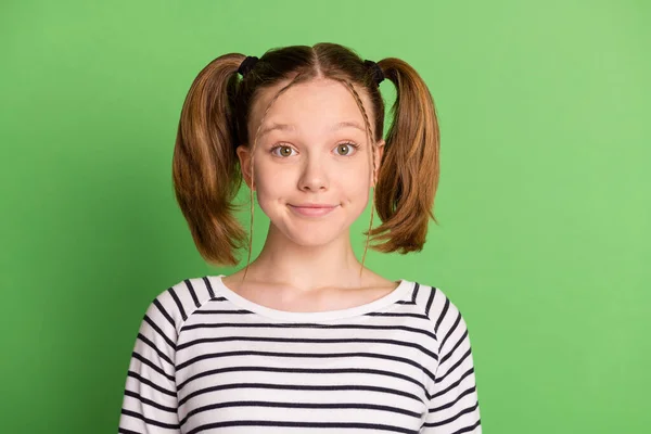 Foto de penteado loiro agradável menina pequena usar camisola listrada isolada no fundo de cor verde — Fotografia de Stock