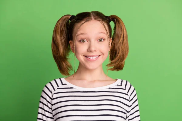 Fénykép a szép szőke frizura kislány kopás csíkos pulóver elszigetelt zöld színű háttér — Stock Fotó