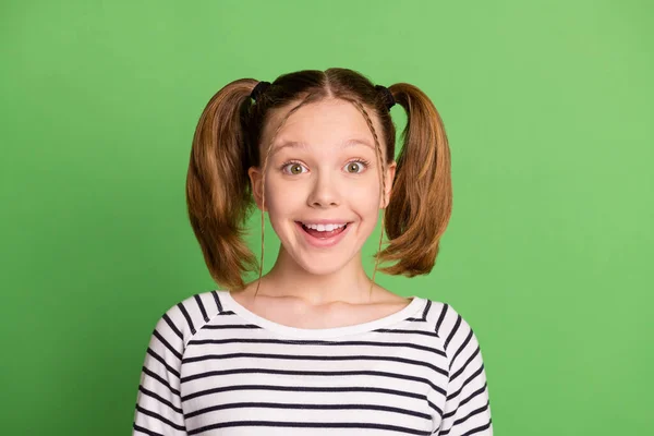 Foto de penteado loiro funky pequena menina rir usar camisola listrada isolada no fundo de cor verde — Fotografia de Stock