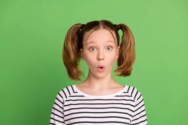 Φωτογραφία του εντυπωσιασμένος ουρές hairdo μικρό κορίτσι κοιτάζοντας φορούν ριγέ πουλόβερ που απομονώνονται σε πράσινο φόντο χρώμα — Φωτογραφία Αρχείου