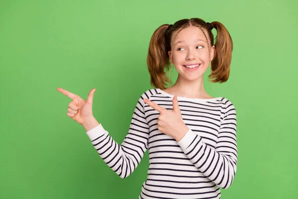Φωτογραφία από ωραία ουρές hairdo μικρό κορίτσι σημείο εξετάσουμε κενό χώρο φορούν ριγέ πουλόβερ που απομονώνονται σε πράσινο χρώμα φόντο — Φωτογραφία Αρχείου