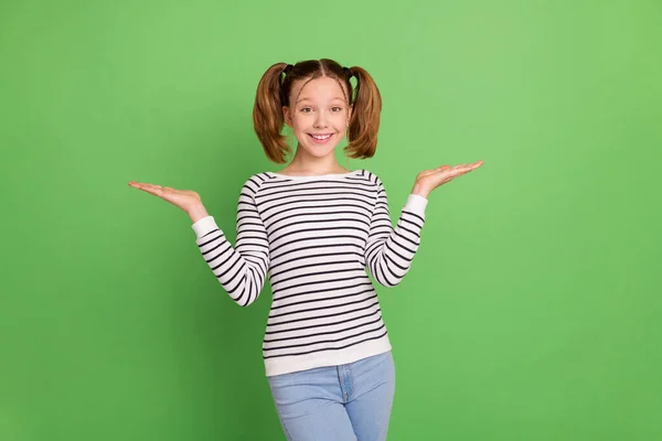 금발 머리어린 소녀의 사진빈 공간에 줄무늬 스웨터를 입고 녹색 배경에 고립 — 스톡 사진