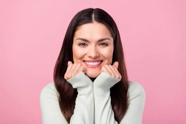 Foto de encantador agradável alegre jovem mulher sorriso segurar as bochechas isoladas no fundo cor-de-rosa pastel — Fotografia de Stock
