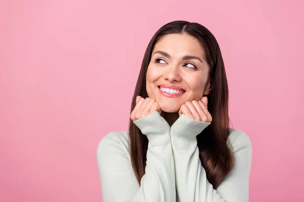 Foto de sonho jovem feliz mulher agradável olhar espaço vazio humor positivo isolado no fundo cor-de-rosa — Fotografia de Stock