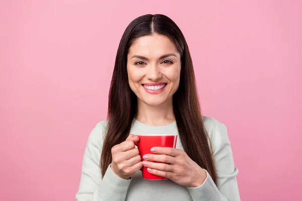 Foto de encantadora mujer bastante madura positiva cogida de la mano sonrisa de café aislado en el fondo de color rosa — Foto de Stock