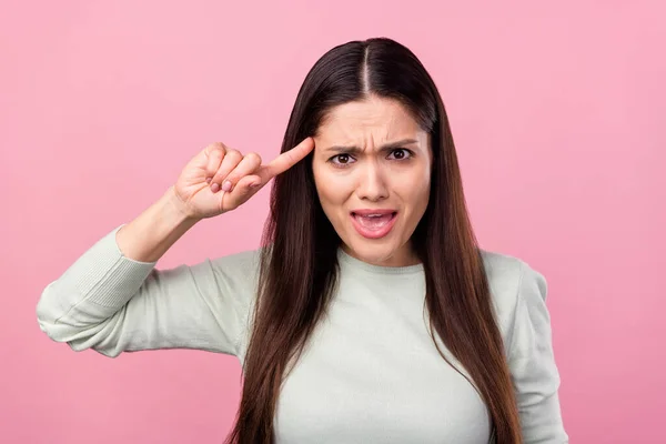 Foto van ongelukkige gestresste jonge vrouw wijzen vinger hoofd plagen beschuldigen geïsoleerd op roze kleur achtergrond — Stockfoto