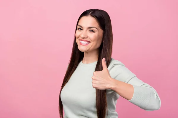 Foto de atraente linda jovem mostrar mão polegar-up recomendar sorriso isolado no fundo cor-de-rosa — Fotografia de Stock