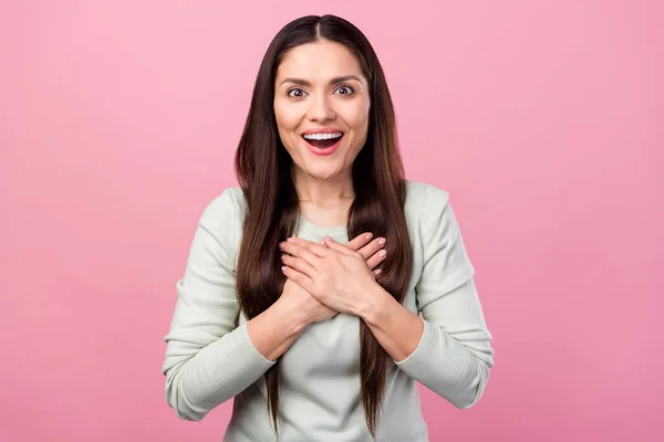 Foto av förvånad glad glad glad ung kvinna hålla händerna bröst gott humör försäljning isolerad på rosa färg bakgrund — Stockfoto