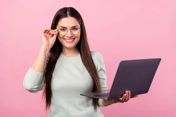 Фото привлекательной молодой красивой женщины носить очки хорошее настроение работать ноутбук изолирован на розовом фоне цвета — стоковое фото