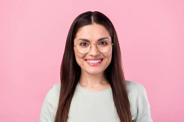Foto van charmante positieve mooie mooie volwassen vrouw dragen bril glimlach goed humeur geïsoleerd op roze kleur achtergrond — Stockfoto