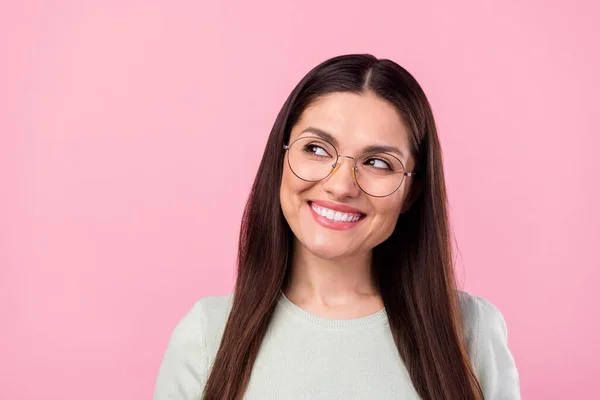 Foto de sonho atraente jovem feliz agradável senhora olhar espaço vazio usar óculos isolados no fundo cor-de-rosa — Fotografia de Stock