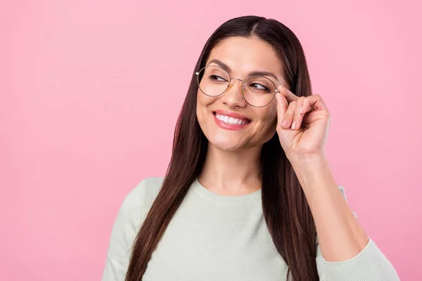 Foto de mulher madura pensativa feliz inteligente olhar espaço vazio usar óculos isolados no fundo cor-de-rosa — Fotografia de Stock