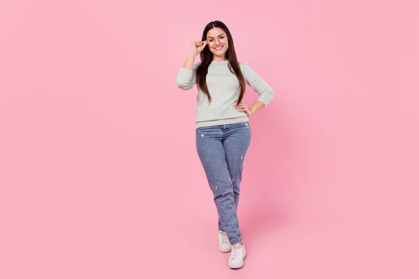 Foto corpo pieno di felice bella allegra giovane donna tenere la mano in vita indossare occhiali isolati su sfondo di colore rosa — Foto Stock