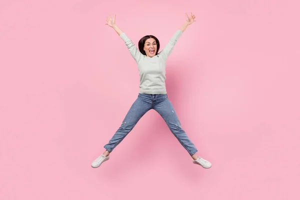 Foto de cuerpo completo de mujer joven funky positivo saltar en forma de estrella buen humor aislado en el fondo de color rosa —  Fotos de Stock